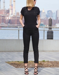 Девушка в чёрных брюках. Девушки в брюках в обтяжку. Обтягивающие штаны женские. Девушка в чёрных брюках. Девушка в чёрных брюках.