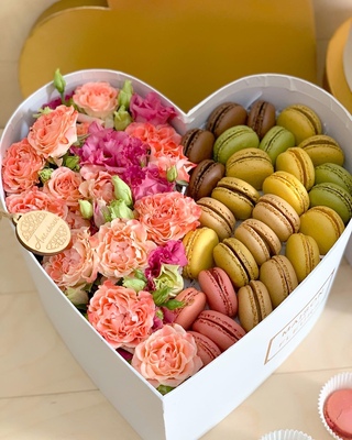 набор пирожных макарон. макароны в подарок. макаронс в коробочке. набор макарон подарочный. подарок макароны.