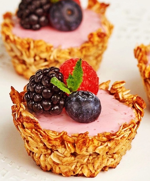 корзинка с фруктами пирожное. теремок кондитерская акции дня пирожное. лукошко пирожное. хлебный дом ягодное лукошко упаковка. ягодное лукошко печенье.