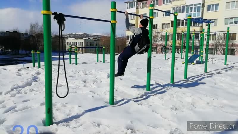 Тренировка подтягиваний с дополнительным весом.