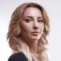 Аня Попова