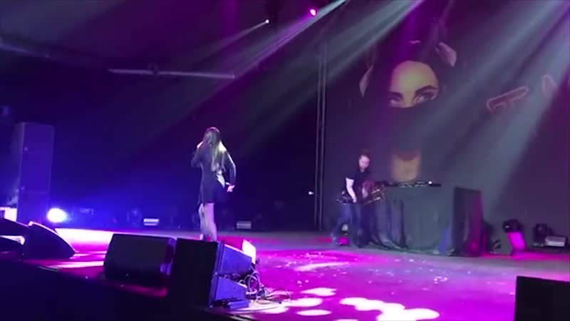 Tenderlybae ПОЕТ МЭЙБИ БЭЙБИ И ДРУГИЕ ПЕСНИ на bubble fest