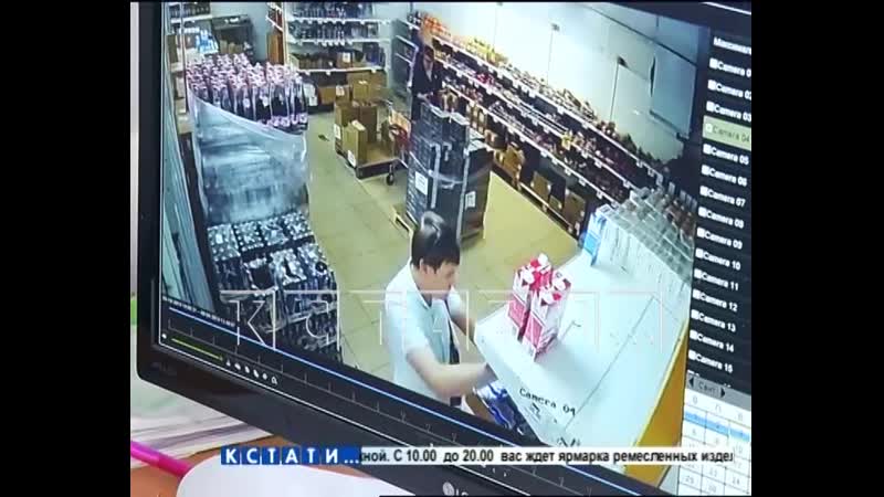 Воровская наглость жулик обокрал магазин, не стесняясь