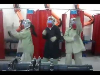 танцующие юные сварщицы
