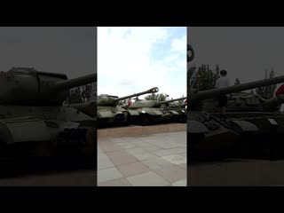 Советские танки и САУ времен ВОВ у музея Панорама Сталинградской битвы в Волгограде Soviet tanks