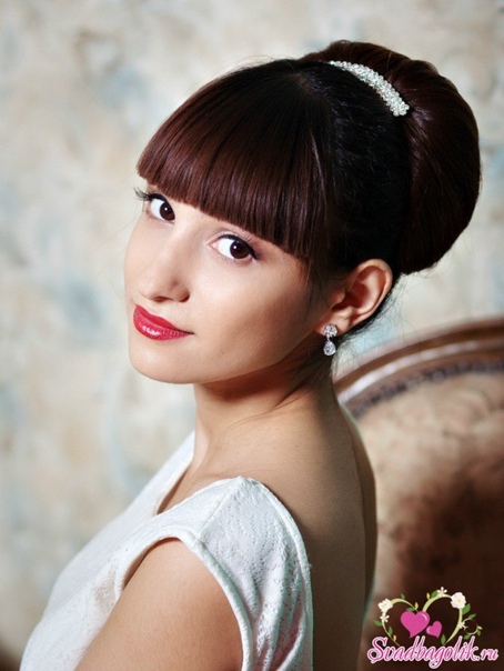 Прически с прямой челкой на средние Прически с прямой челкой на средние