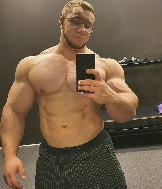 Виталий Угольников в свои 22 года удивляет своими габаритами!