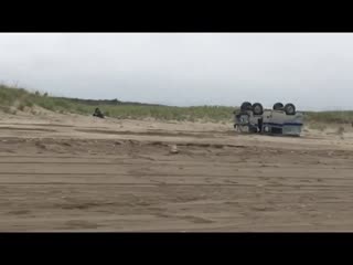 На Сахалине автомобилист врезался в УАЗ полиции и перевернул его, скрываясь от преследования