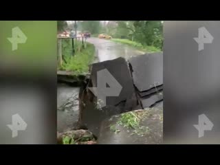 Первое видео с места обрушения моста в Новой Москве