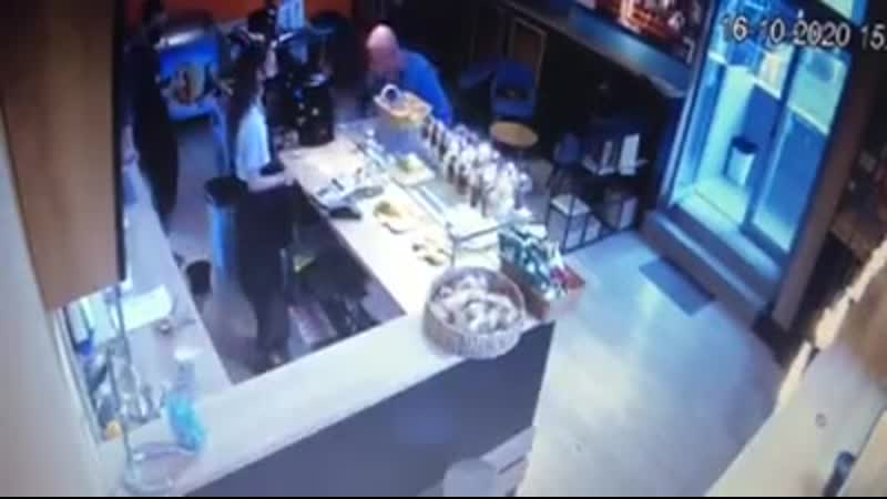 работник налоговой( зашел выпить