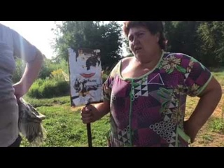 Неадекватная воспитательница детского сада нападает на отдыхающих