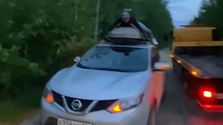 Пьяный шофер спрятался на крыше своего Ниссана