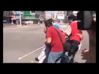 Engelli eylemci TOMA'nn nne atlad